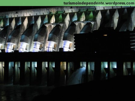 Barragem de Itaipu iluminada