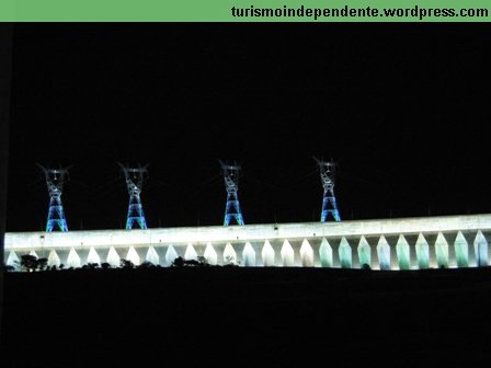 Barragem de Itaipu iluminada