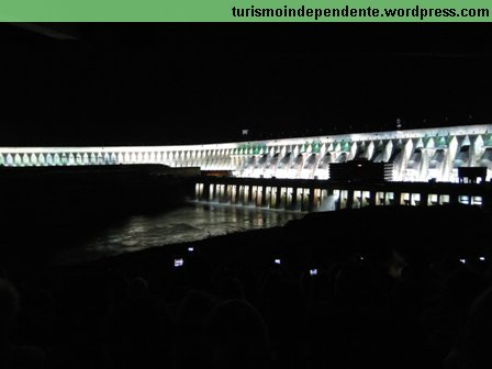 Barragem de Itaipu iluminada