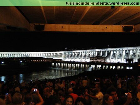 Barragem de Itaipu iluminada