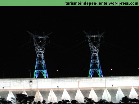 Barragem de Itaipu iluminada