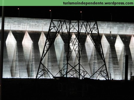 Barragem de Itaipu iluminada