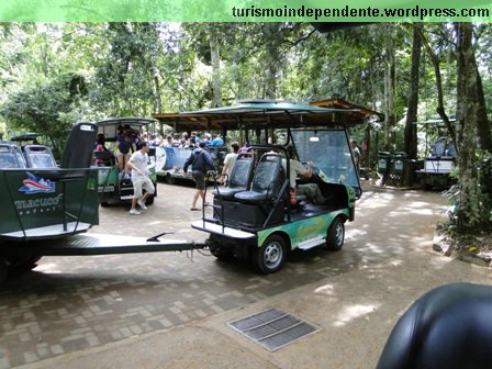 O "trenzinho" é puxado por este carro elétrico