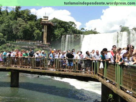 Cataratas do Iguaçu - passarela do lado brasileiro. Ao fundo o elevador panorâmico