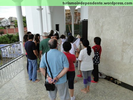 City Tour por Foz do Iguaçu - Mesquita Árabe - mulheres escondendo o corpo com lenços e saias