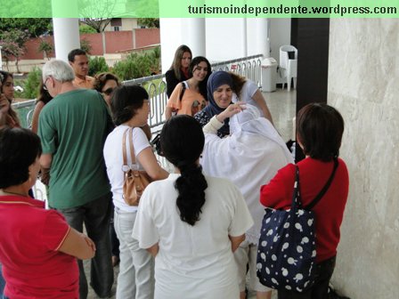 City Tour por Foz do Iguaçu - Mesquita Árabe - mulheres escondendo o corpo com lenços e saias