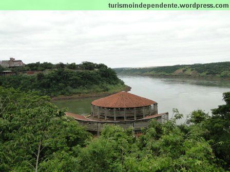 Marco das Três Fronteiras - se o governo brasileiro não tivese construído (e abandonado) este centro de eventos, seria possível ver os três países e a junção dos rios Iguaçu e Paraná
