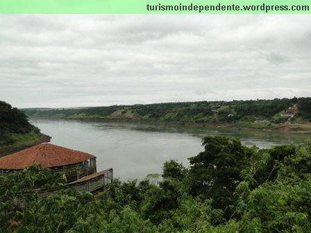 Marco das Três Fronteiras - se o governo brasileiro não tivese construído (e abandonado) este centro de eventos, seria possível ver os três países e a junção dos rios Iguaçu e Paraná