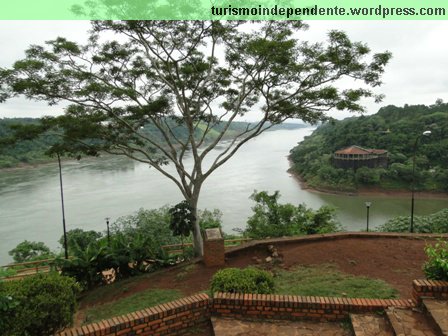 Rio Iguaçu encontrando o Rio Paraná. E as margens dos três países