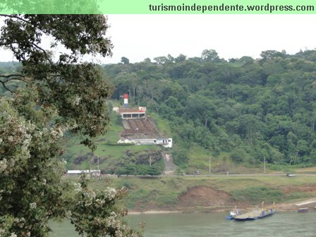 Marco das Três Fronteira no lado argentino - monumento paraguaio