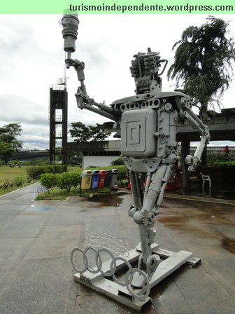 Um robô de ferro, na entrada do mirante