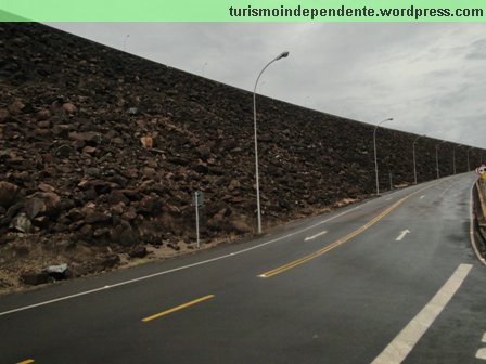 Parte da barragem feita com recursos naturais (sem concreto)