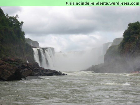 Rio Iguaçu - ao fundo, a Garganta do Diabo