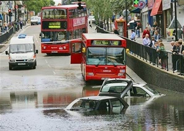 Enchente em Londres. Fonte: http://g1.globo.com/Noticias/Mundo/0,,MUL74107-5602,00-FORTES+CHUVAS+CAUSAM+ENCHENTES+NA+EUROPA.html