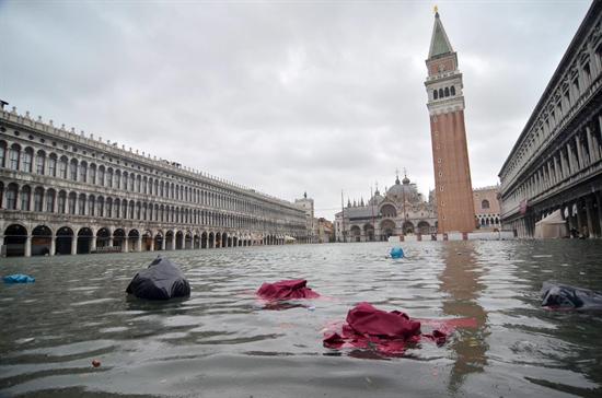 Enchente em Veneza. Fonte: http://operamundi.uol.com.br/conteudo/noticias/25398/veneza+enfrenta+sexta+pior+enchente+desde+1872.shtml