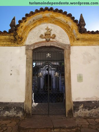 Cemitério ao lado da Igreja São Francisco de Assis