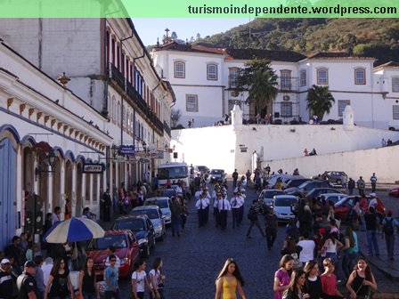 Uma bandinha passou tocando pela cidade