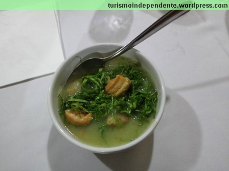 Caldo verde, com couve e torresmo