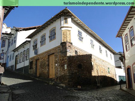 Oratório de Nossa Senhora do Bonsucesso "Conta a tradição que a construção de oratórios nas fachadas das casas foi permitida pela igreja para acalmar o pavor que tomou conta de Vila Rica no início do século 18"