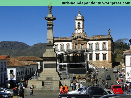 Monumento a Tiradentes, Museu da Inconfidência e o palco para o Festival de Inverno
