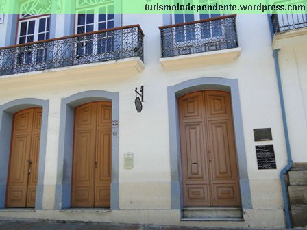 Casa de Tiradentes "Neste local morou Joaquim José da Silva Xavier, o Tiradentes. Após sua morte em 1792, a casa foi arrasada e o terreno salgado, conforme tratamento dados aos 'traidores' da época."