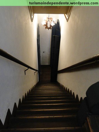 Uma bela escadaria bem íngreme leva até o mirante da Casa dos Contos