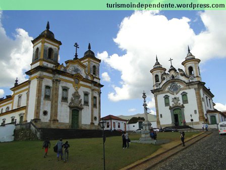 Igrejas de São Francisco de Assis (esquerda) e Nossa Senhora do Carmo (direita)