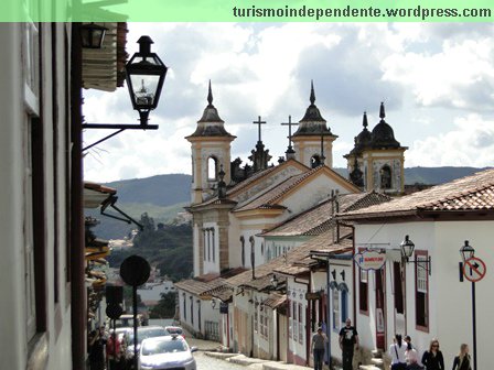 Igreja Nossa Senhora do Carmo, na praça Minas Gerais, vista da Rua Dom Silvério