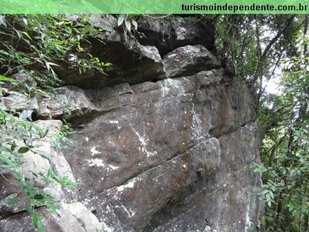 Rochas ao lado de fora da gruta