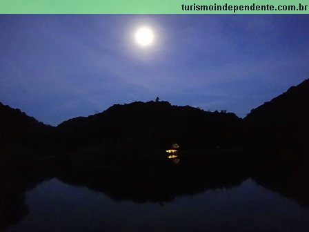 A Lua e o lago