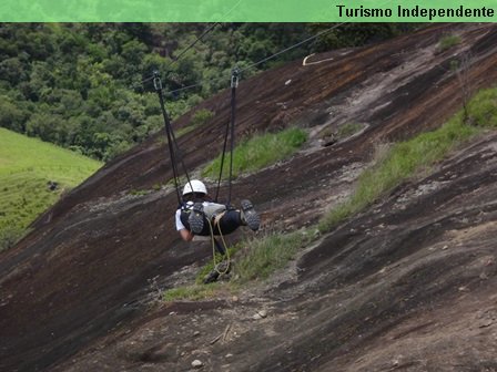 Dona patroa descendo na tirolesa voadora