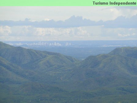 Visão do horizonte na Cidade de Pedra. Ao fundo, Cuiabá.