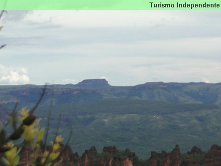 Visão do horizonte na Cidade de Pedra. Ao fundo, o Morro São Jerônimo.