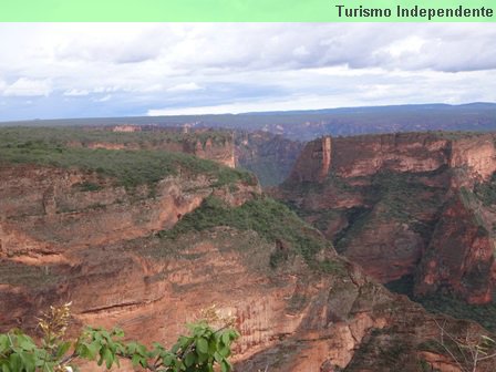 Paredões da Chapada vistos da Cidade de Pedra.