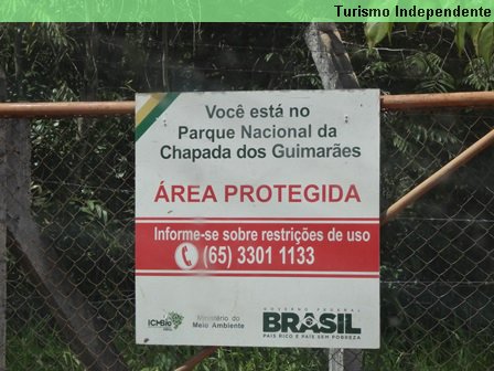 Placa afixada no portão de acesso para a trilha.