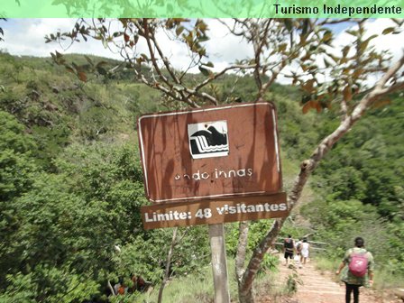 Placa indicativa da Cachoeira das Andorinhas.