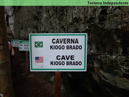 Placa indicativa na entrada da caverna.