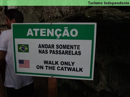 Placa com orientação aos visitantes.