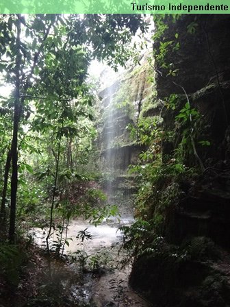 A chuva formou uma cachoeira na entrada da caverna.