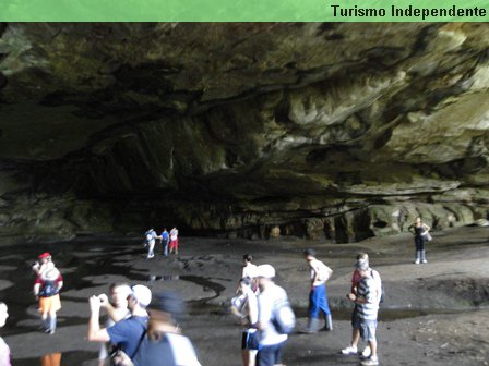 Entrada da caverna Aroe Jari