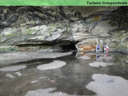 Entrada da caverna Aroe Jari - ao fundo o local de acesso para os salões da caverna.