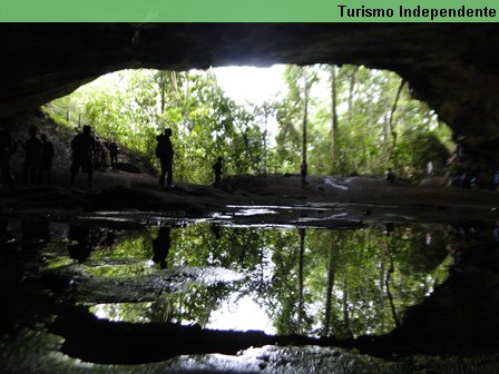 Entrada da caverna Aroe Jari, vista por dentro.