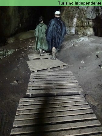 Pallets dentro da caverna Kiogo Brado.