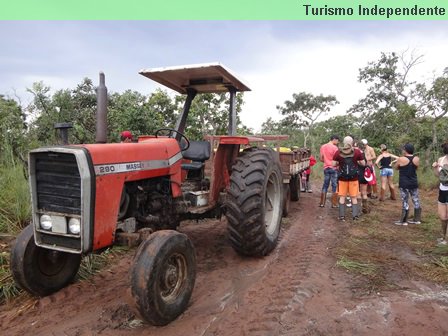 Trator e a carretinha para levar o povo - dez reais por pessoa.