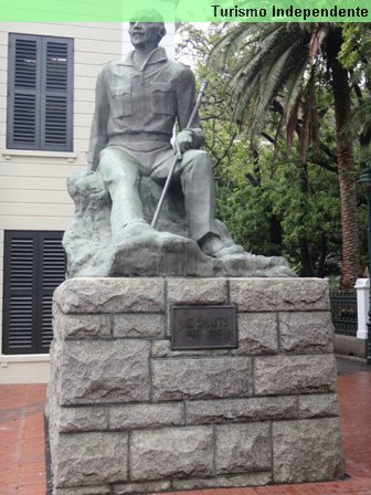 Jan Christiaan Smuts, líder militar e filósofo, única pessoa a assinar cada um dos tratados de paz terminando a Primeira e a Segunda Guerras Mundiais.