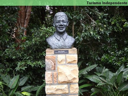 Estátua de Mandela no Jardim Botânico de Cidade do Cabo.