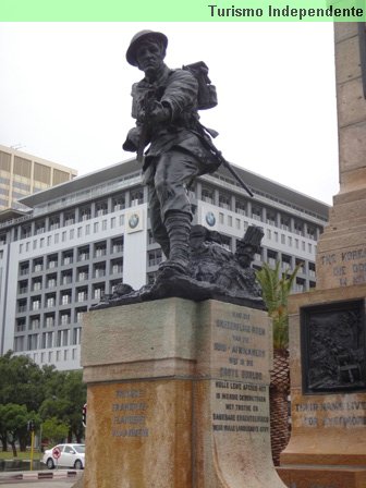 Monumento em homenagem aos heróis da 2ª Guerra Mundial.