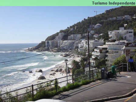 Camps Bay, Cidade do Cabo. As construções ficam abaixo do nível da estrada para não impedir a visão do mar.