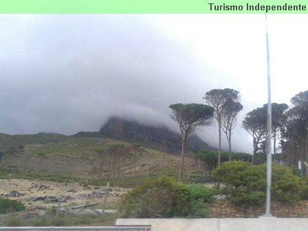 Atrás das nuvens está a Table Mountain.
