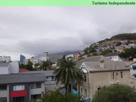 Da janela do hotel daria para ver o conjunto de montanhas da Table Mountain, se não fossem as nuvens.